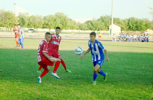 São Raimundo e Baré fizeram um jogo emocionante e de muitas chances desperdiçadas de cada lado (Foto: Ribamar Rocha)