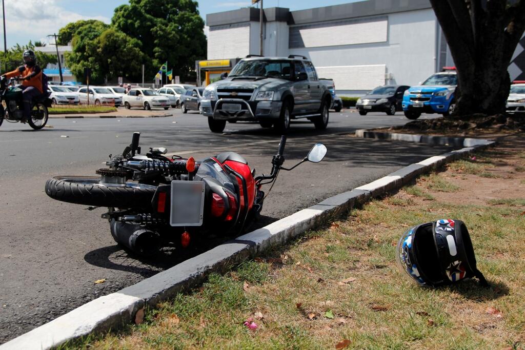Condutor da moto foi atingido após motorista da S-10 mudar de mão na via (Foto: Wenderson de Jesus)