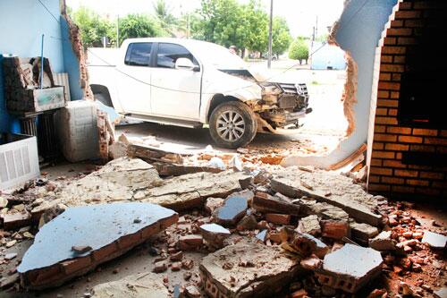 Além do muro, os dois veículos ficaram parcialmente destruídos na colisão (Foto: Wenderson de Jesus)