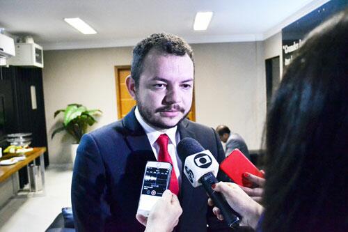 Consultor-geral da ALE, Andreive Ribeiro: “Não houve aumento real financeiro porque a gratificação foi extinta e os cargos passaram a receber um valor fixo” (Foto: Platão Arantes/SupCom-ALE)