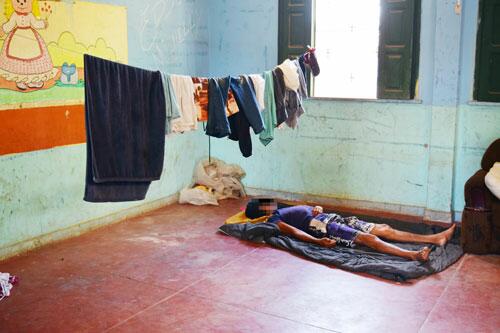 Este local, que já foi uma sala de aula para crianças, hoje serve de moradia para um dependente químico (Foto: Rodrigo Sales)