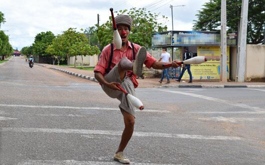 Semáforos das cidades têm sido ocupados por malabares venezuelanos (Foto: Rodrigo Sales)