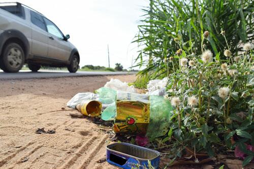 Lixo lançado pelas pessoas em via pública também contribui para agravar situação (Foto: Rodrigo Sales)