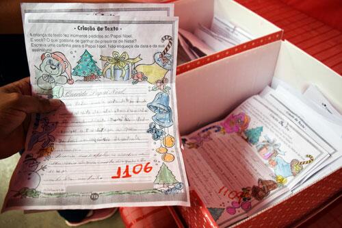 Cartas foram escritas por crianças da Escola Municipal Luís Caranã e do Abrigo Municipal Pedra Pintada (Foto: Rodrigo Sales)