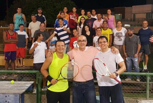 Presidente da RRT, Gilberto Hissa, com os campeões Cleber e Daniel (Foto: Divulgação)
