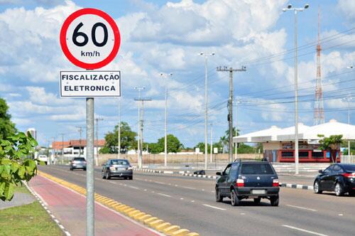 Condutores ultrapassam os 120 km/h (Foto: Diane Sampaio)