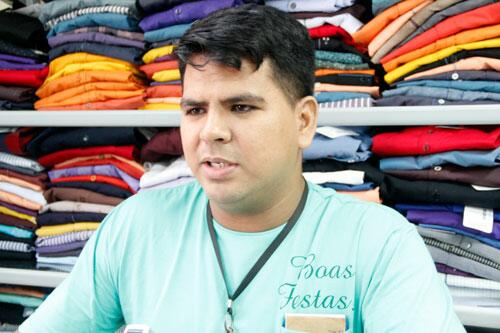 Vendedor Marcel Lima: “Temos esperança de boas vendas neste Natal” (Foto: Wenderson de Jesus)