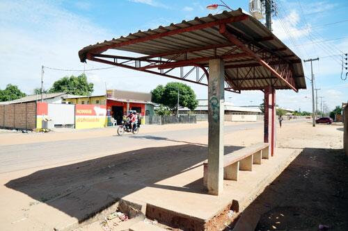 Parada de ônibus da Rua João Pessoa, no bairro Nova Cidade, foi um dos locais alvo dos assaltantes (Foto: Antônio Diniz)
