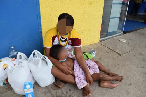 Cada vez mais chegam indígenas venezuelanas para pedir esmola em Boa Vista (Foto: Arquivo/Rodrigo Sales)