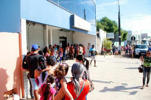 Dezenas de pais dormem na fila em frente à SMEC na esperança de uma vaga para os filhos (Foto: Wenderson de Jesus)