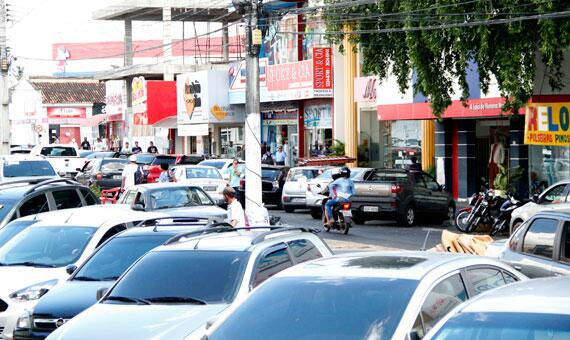 Depois de receber a facada nas costas, homem caminhou pela avenida Sebastião Diniz até ser socorrido (Foto: Wenderson de Jesus)