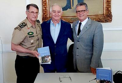 Dr. Getúlio Cruz - na foto, com o professor doutor Paulo Vincentini e General Edson Pujol, Comandante-Geral do Sul - durante o lançamento do livro