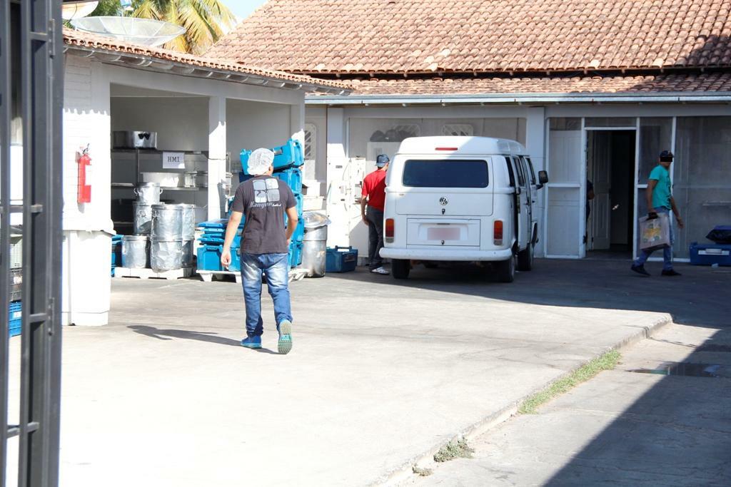 Funcionários de empresa terceirizada cobram providências sobre salários atrasados (Foto: Wenderson de Jesus)