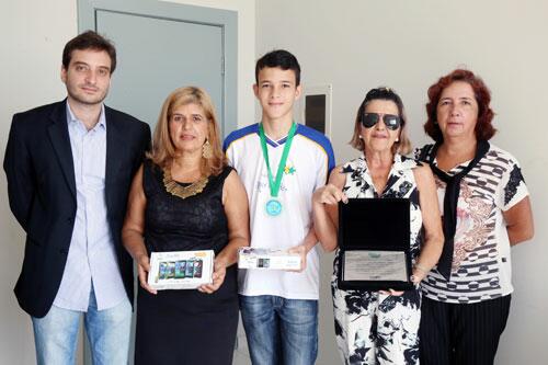 Ao lado do corpo docente de sua escola e do representante da DPU, Pablo Henrique também havia sido o finalista roraimense no concurso nacional Jovem Senador (Foto: Antonio Diniz)