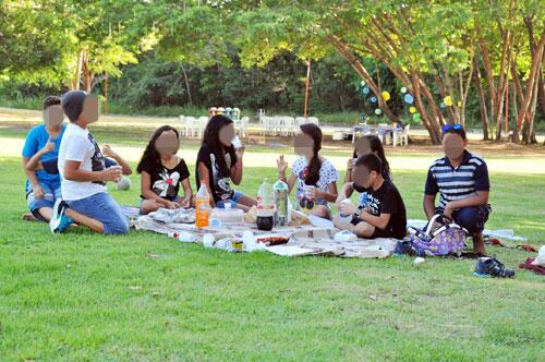 Adolescentes durante festinha temática na Praça do Mirandinha, na tarde de sábado (Foto: Diane Sampaio)