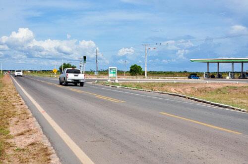 Mulheres conseguiram fugir e pedir ajuda neste posto de combustível, às margens da BR-401 (Foto: Antônio Diniz)