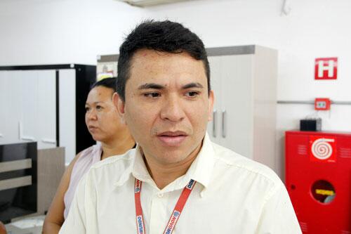 Subgerente Gledson Costa diz que tem aumentado o número de clientes que compram à vista (Foto: Wenderson de Jesus)
