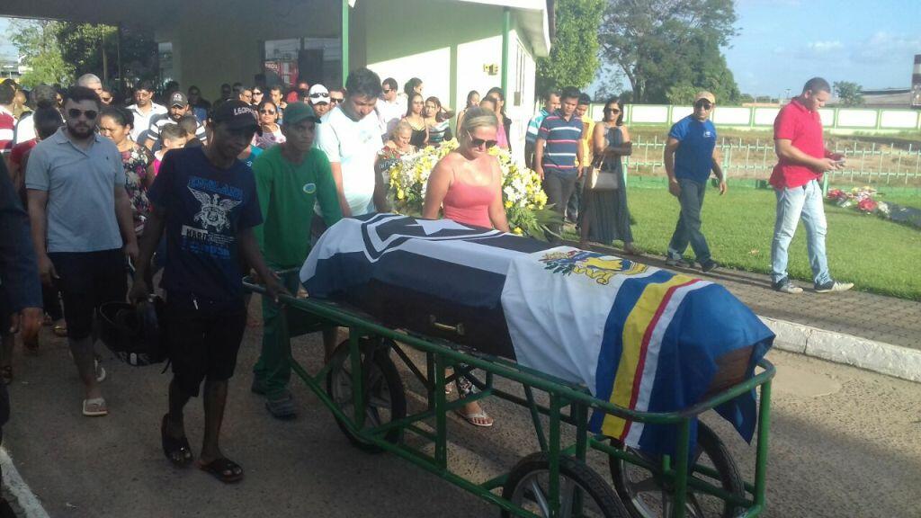 Caixão do policial Joseilton Macedo foi coberto pelas bandeiras da segurança pública e do time do Botafogo (Foto: Divulgação)