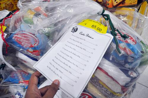 Cestas básicas com panetone estão sendo vendidas a partir de R$ 60 (Foto: Diane Sampaio)