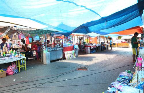 Trabalhadores reclamam do forte calor e do ambiente inadequado para as mercadorias (Foto: Antônio Diniz)