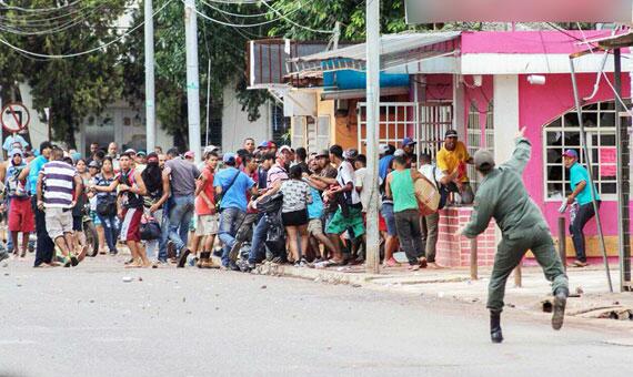 Guarda venezuelano lança bomba de efeito moral para dispersar saqueadores de comércio na fronteira (Foto: Divulgação)