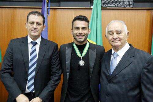 Getúlio Cruz e Thiago Maia, ao lado do deputado Coronel Chagas, compareceram à homenagem na Assembleia Legislativa; Mozarildo Cavalcanti estava fora do Estado (Foto: Antonio Diniz)