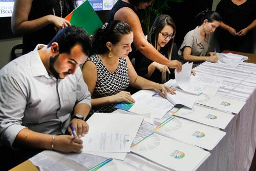 Clínicos gerais e pediatras foram empossados ontem (Foto: Wenderson de Jesus)