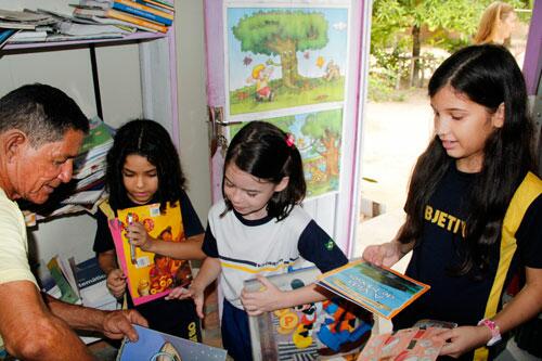 Os brinquedos foram entregues a Adalberto pelas alunas Lavínia, Laura e Gabi (Foto: Wenderson de Jesus)