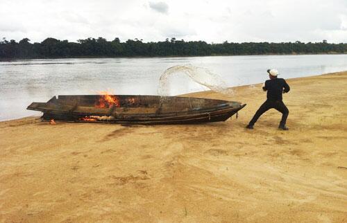 Embarcações de traficantes foram destruídas pelos agentes federais (Foto: Divulgação/Ibama)