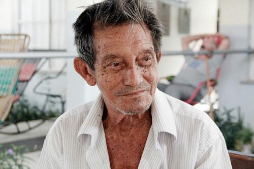 Manoel Rodrigues, de 87 anos, disse que é cuidado por anjos na Casa do Vovô (Foto: Wenderson de Jesus)