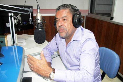 Deputado Hiran Gonçalves anunciou vinda do ministro da Saúde em entrevista na Rádio Folha (Foto: Jânio Tavares)