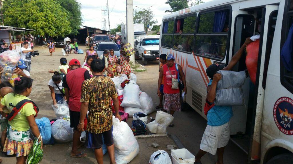 Indígenas são retirados da Feira do Passarão e transferidos para o Ginásio do Pintolândia (Foto: Antônio Diniz)