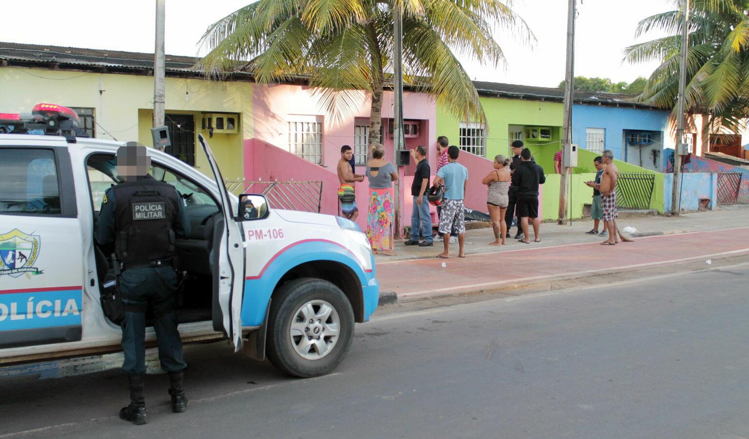 Sebastião Simão da Silva Neto recebeu dois tiros e morreu em frente a uma vila, no bairro Asa Branca (Foto: Guilherme Simões)