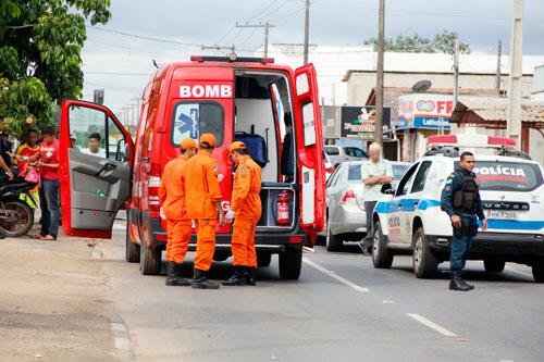 A vítima foi socorrida pelo resgate do Corpo de Bombeiros e levada para o HGR (Foto: Wenderson de Jesus)