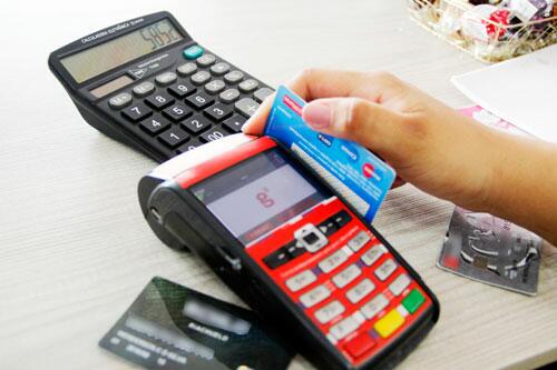 Bancos cobram aluguel de pelo menos R$ 100 e até 10% de taxa por venda nas máquinas de cartão (Foto: Wenderson de Jesus)