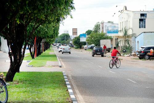 A farmácia fica às margens da avenida São Sebastião, no bairro Cambará (Foto: Wenderson de Jesus)