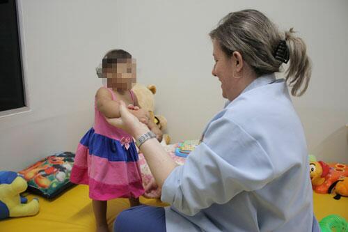 Crianças são atendidas por equipe multidisciplinar (Foto: Ascom/Setrabes)