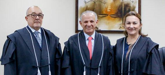 Na posse, conselheiro Manoel Dantas ladeado pelos conselheiros Essen Pinheiro e Cilene Salomão (Foto: Divulgação)