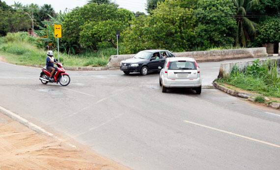 Segundo as testemunhas, indivíduo abordava as vítimas na ponte, obrigando-as a entregar dinheiro (Foto: Wenderson de Jesus)