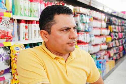 Gestor de supermercado, Osimar Nascimento diz que contas de luz vão impactar no preço dos produtos (Foto: Wenderson de Jesus)