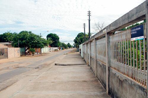 A vítima foi encontrada em casa (nesta rua do bairro Alvorada) ainda com vida, chegou a ser socorrida e levada para a policlínica, mas não resistiu e morreu (Foto: Wenderson de Jesus)