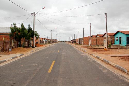 Criança mora com a família no Conjunto Pérolas, bairro Airton Rocha (Foto: Wenderson de Jesus)