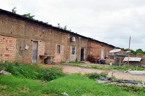 Apartamentos de alvenaria abandonados por empreiteira estão ocupados há anos (Foto: Rodrigo Sales)