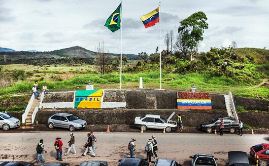 Carros podem abastecer no posto de gasolina da Venezuela, mas não podem seguir viagem (Foto: Divulgação)