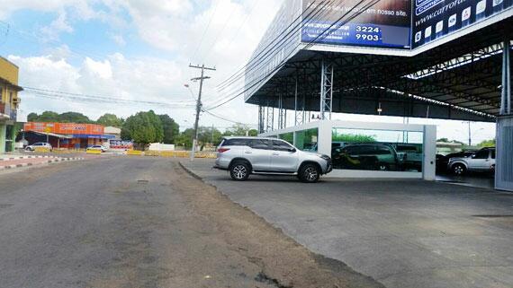 Concessionária fica no cruzamento da Rua Alfredo Cruz com a Avenida Capitão Júlio Bezerra, Centro. (Foto: João Barros)