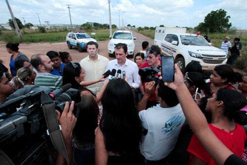 Deputados conversam com a imprensa depois de visitar Penitenciária Agrícola (Foto: Alfredo Maia)