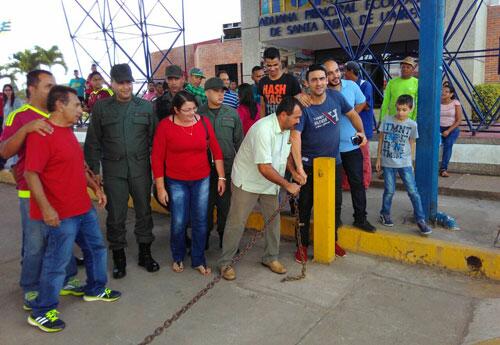 Momento em que autoridades venezuelanas autorizam reabertura da fronteira (Foto: Divulgação)