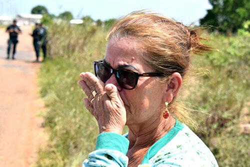 Aposentada Ivanilde chegou a passar mal algumas vezes ao ver o carro do IML deixando a penitenciária (Foto: Rodrigo Sales)