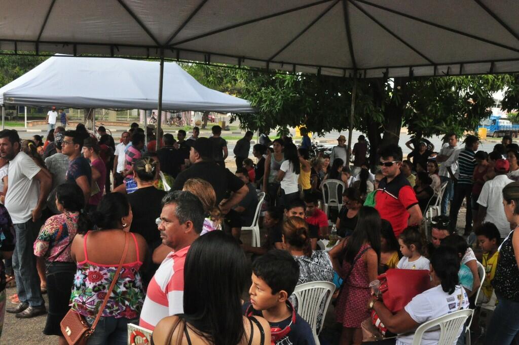 Parentes lotam a entrada do IML na espera da liberação de corpos da chacina da Pamc (Foto: Diane Sampaio)