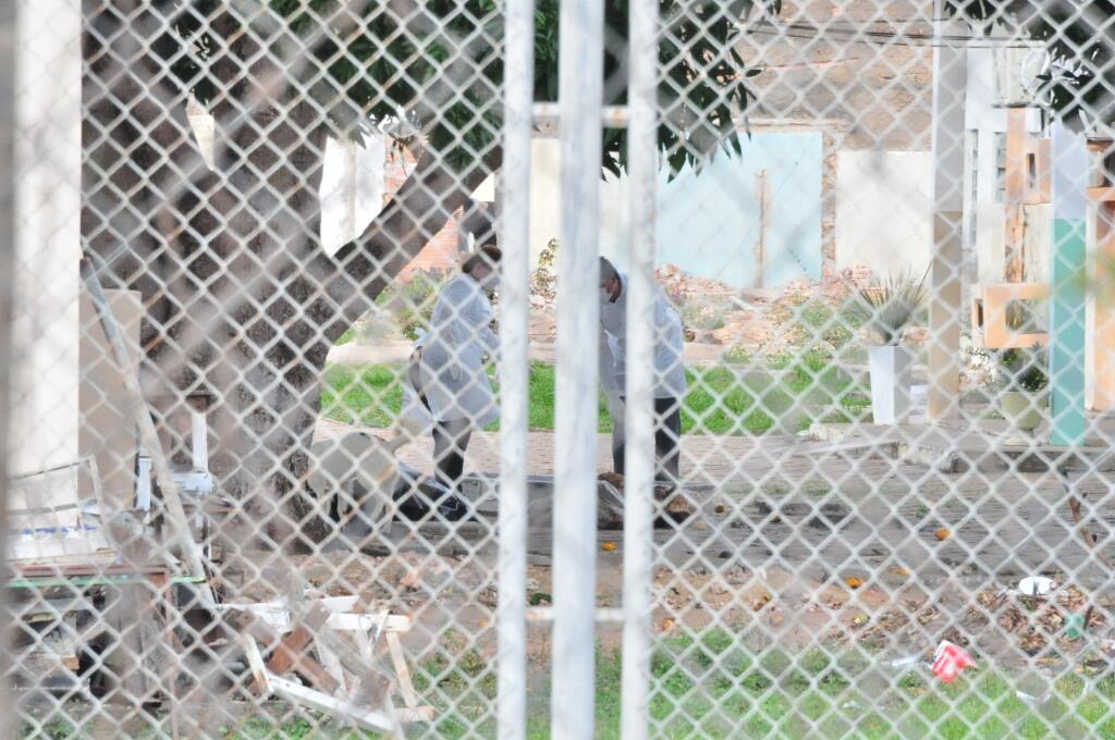 Corpos de detentos que estavam enterrados na ala da Cozinha serão encaminhados para o IML (Foto: Diane Sampaio)